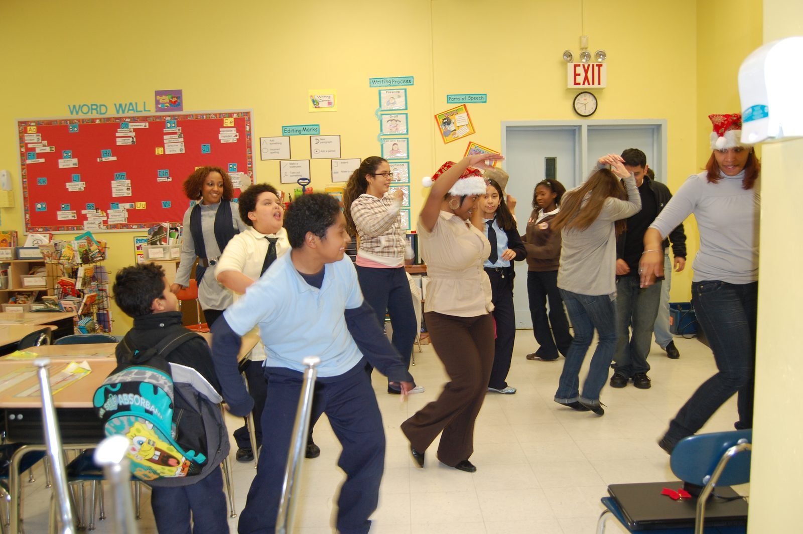 Mentors and mentees taking part in a group session in a BOOM classroom.